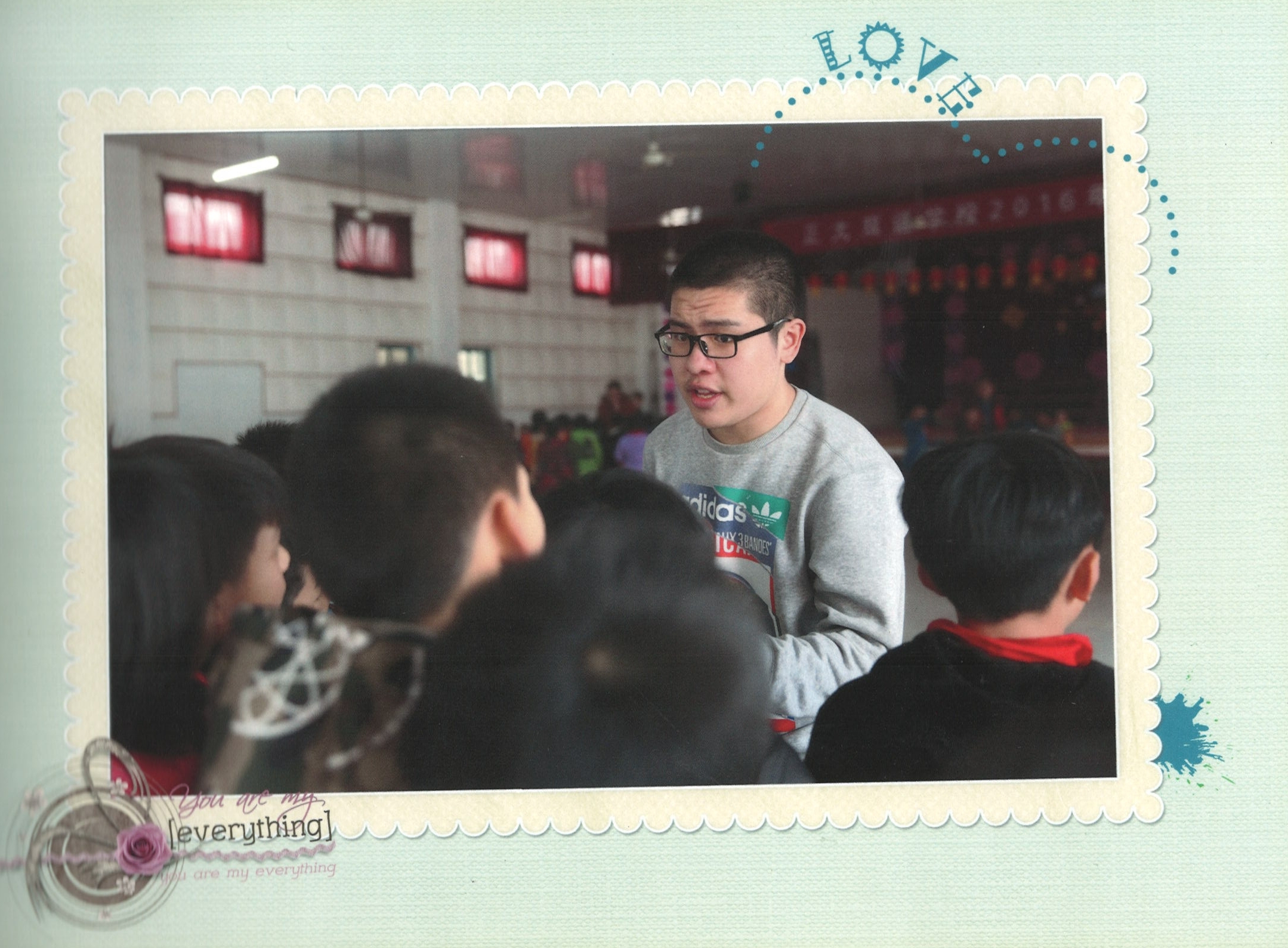 孩子们与志愿者的真挚笑容